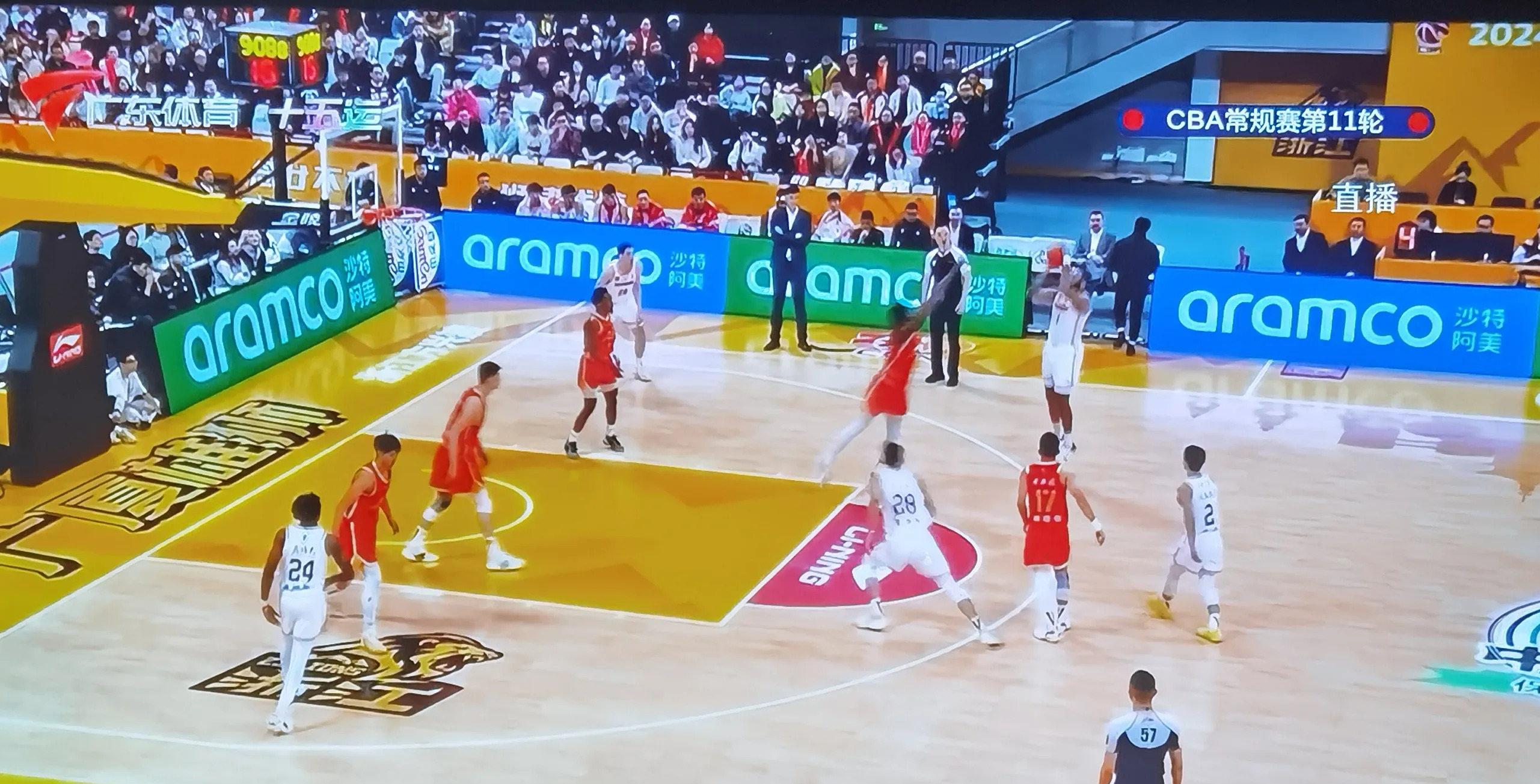 比分胶着的比赛吸引众多球迷观看,现场气氛热烈的简单介绍 比分胶着的比赛吸引众多球迷观看,现场气氛热烈的简单介绍