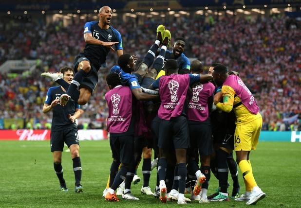 里昂球迷集体抗议裁判判罚,赛后掀风波的简单介绍 里昂球迷集体抗议裁判判罚,赛后掀风波的简单介绍