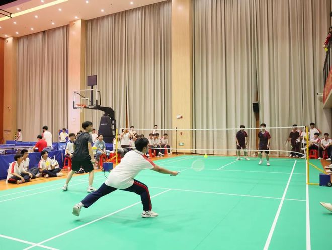 红蓝之战上演赛场激烈对攻