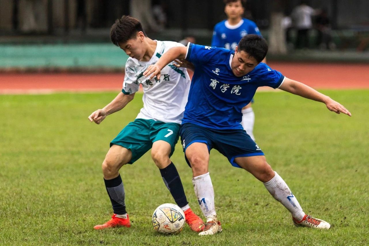 比赛拼抢激烈,球员身体素质优势显著 比赛拼抢激烈,球员身体素质优势显著