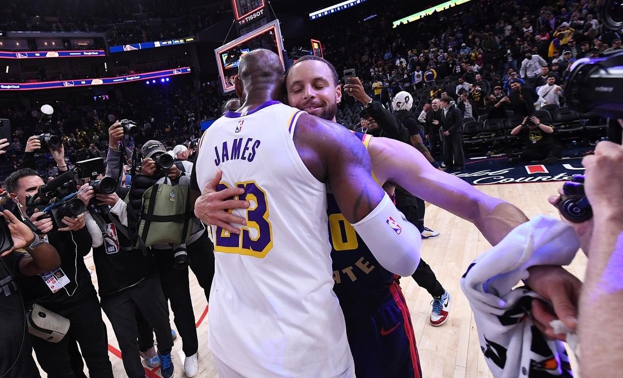 湖人双核联手，轻松战胜对手