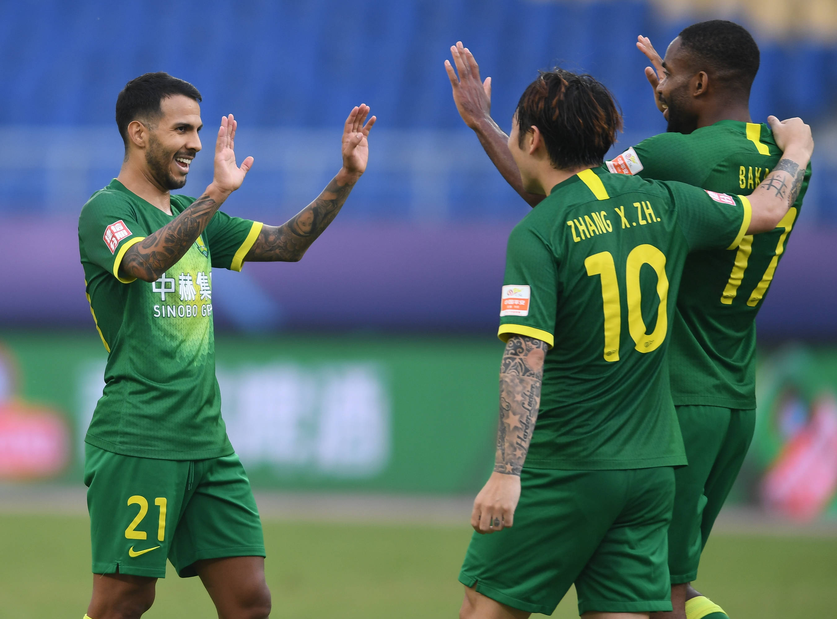 九游游戏-青岛黄海球员表现神勇,扭转形势