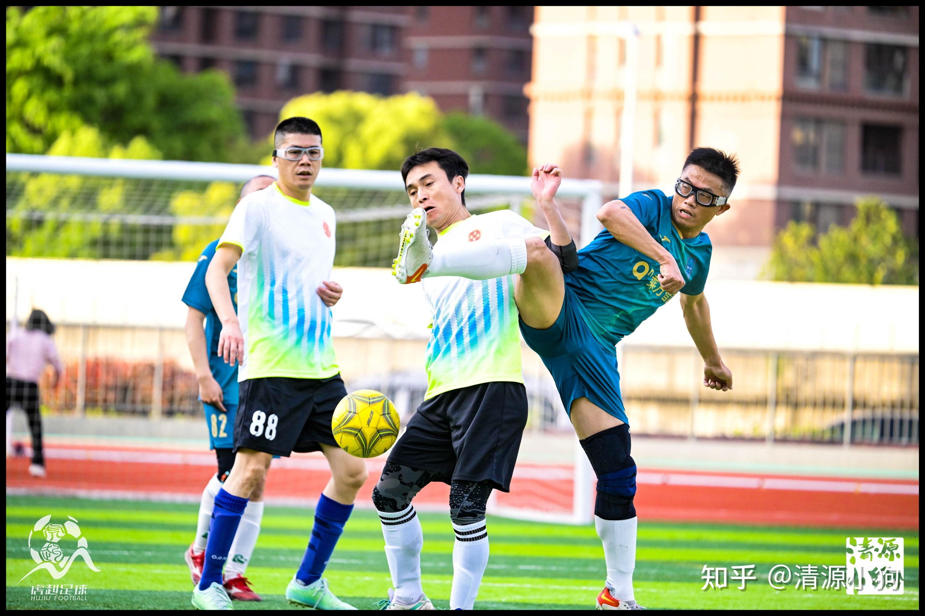 足球联赛各队实力井喷，对决异常激烈