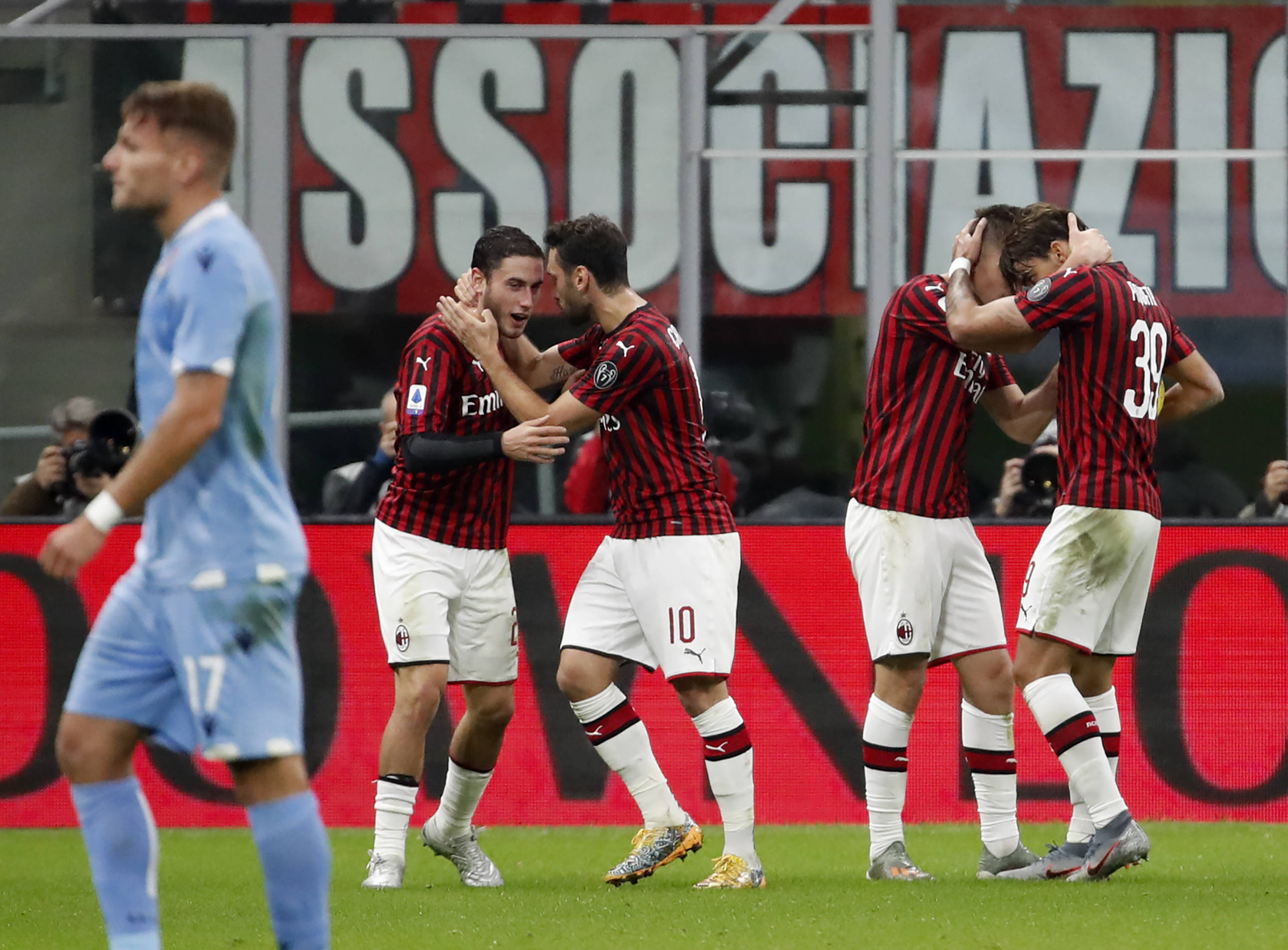 九游娱乐app下载-阿贾克斯中场表现出色,备受关注