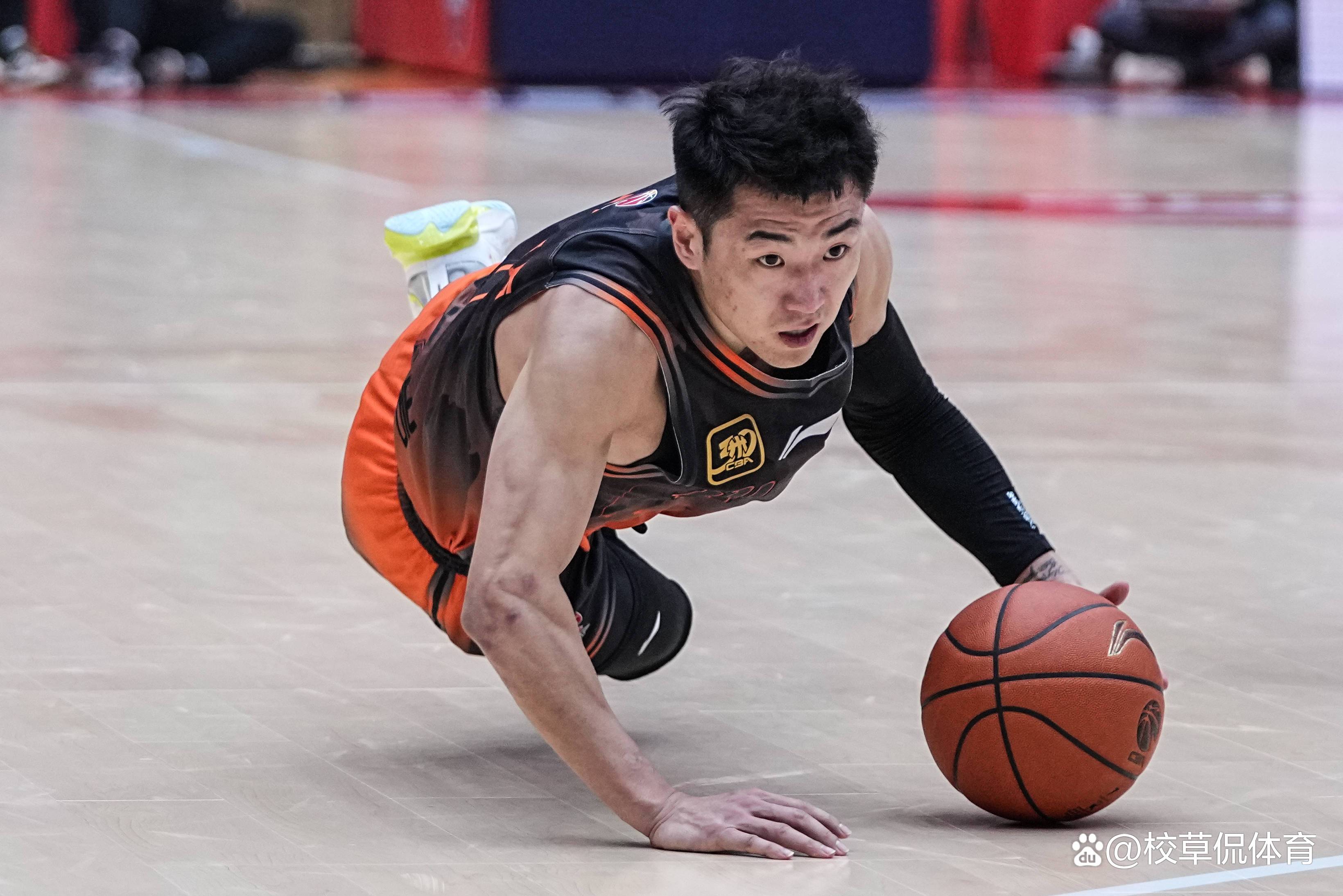 包含江苏男篮首发核心球员难控状态的词条