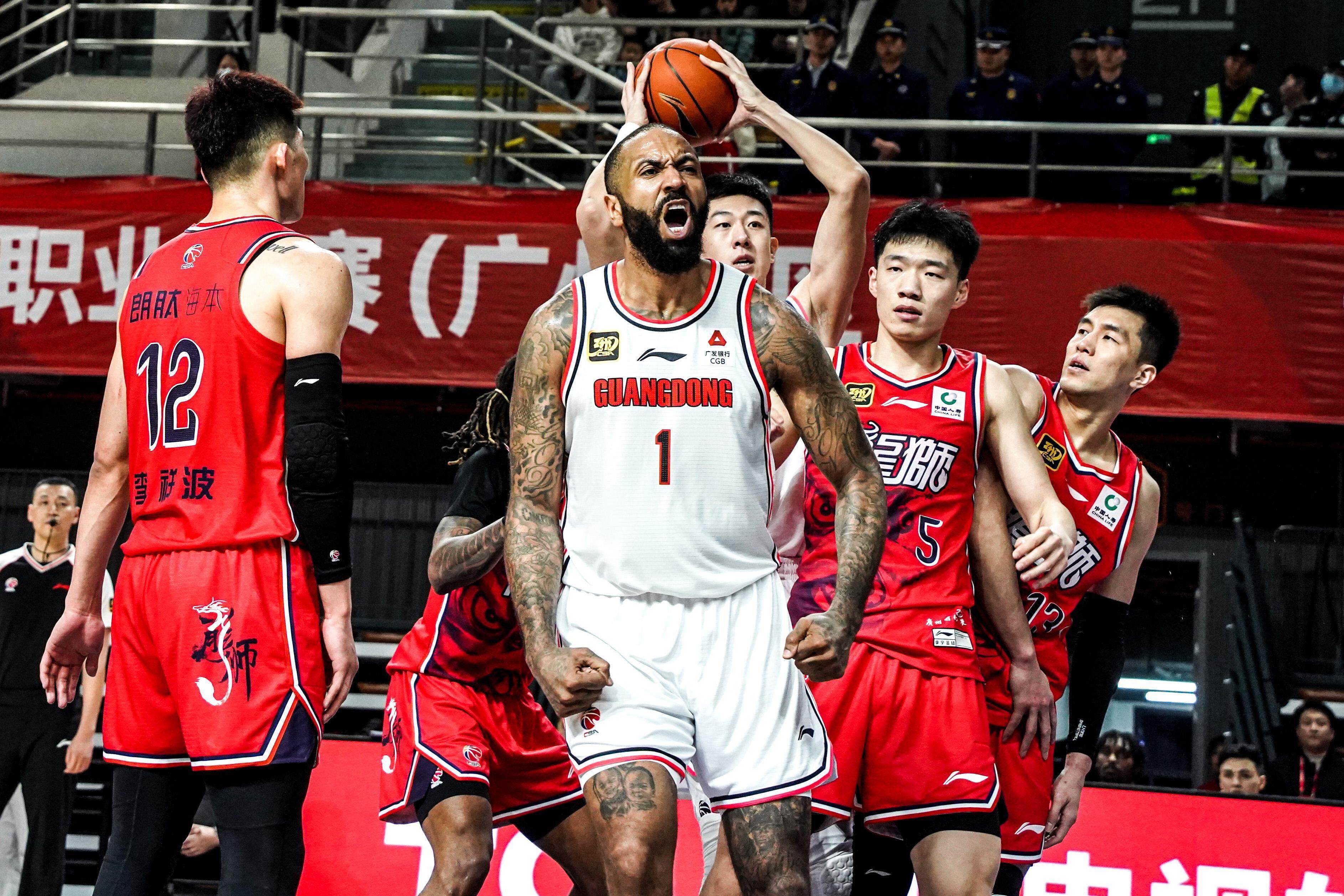 广东队在球场上实现惊艳逆转获胜 广东队在球场上实现惊艳逆转获胜