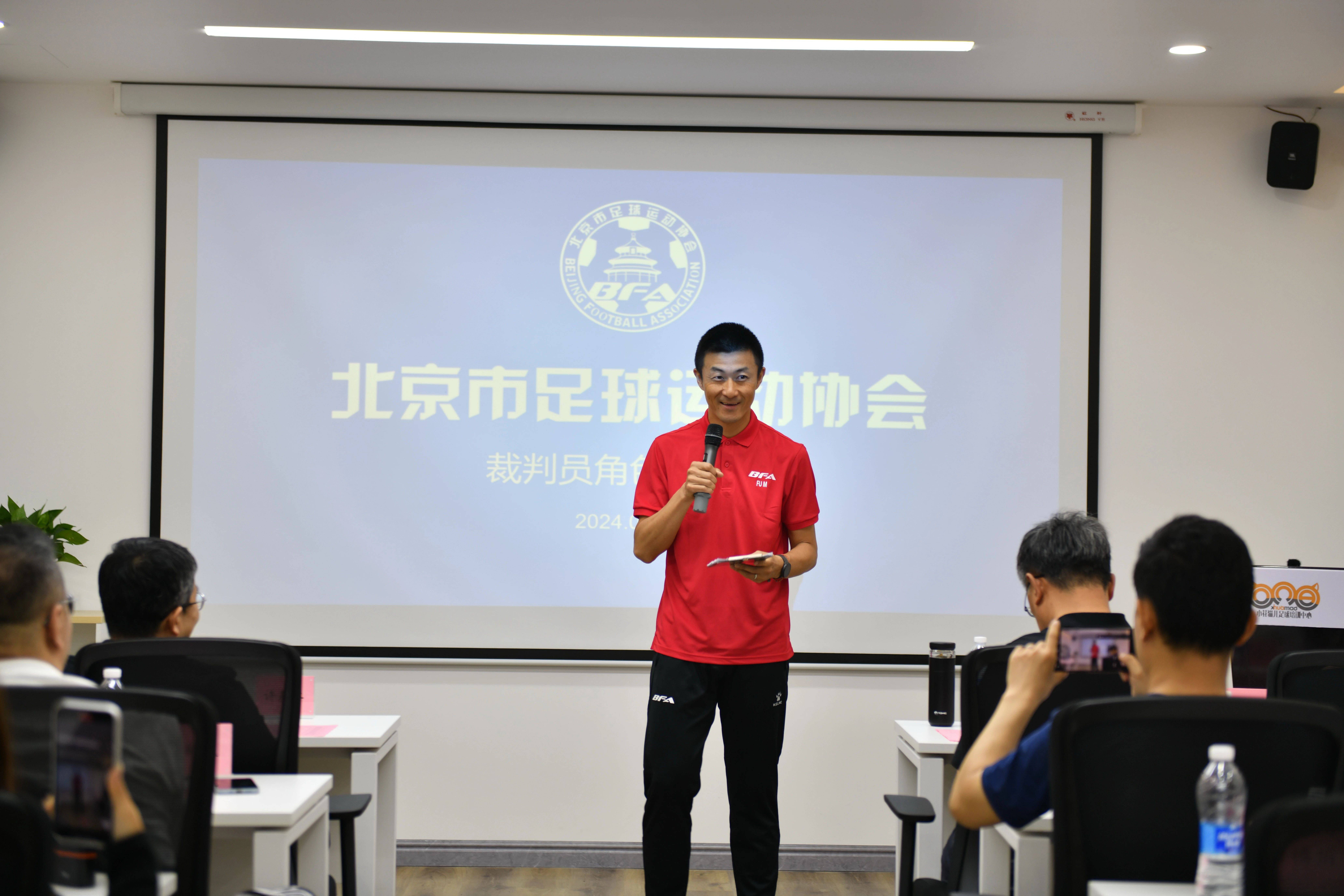 裁判公正执裁,保证比赛公平 裁判公正执裁,保证比赛公平