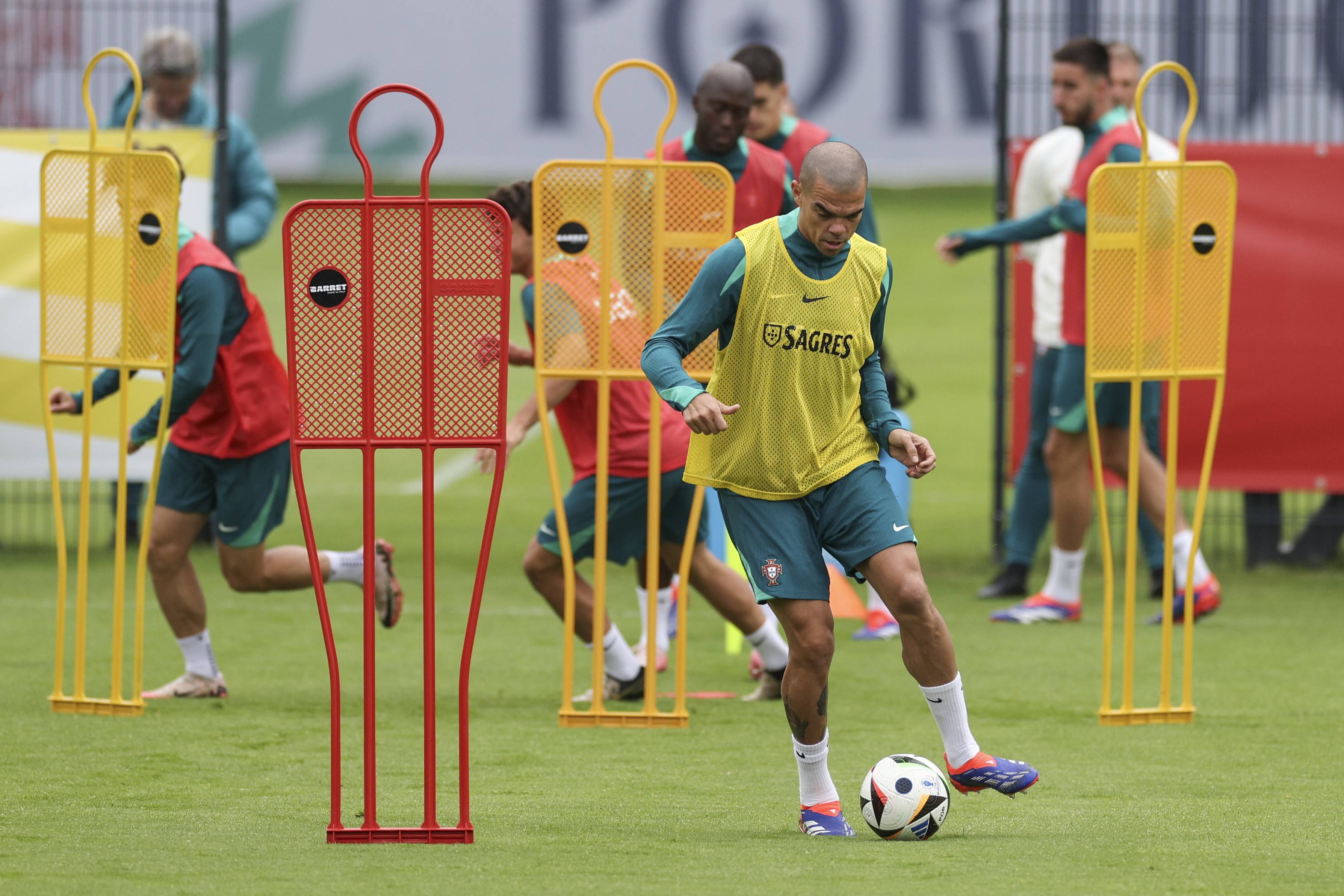 葡萄牙队全面开花,轻松携手晋级欧锦赛半决赛 葡萄牙队全面开花,轻松携手晋级欧锦赛半决赛