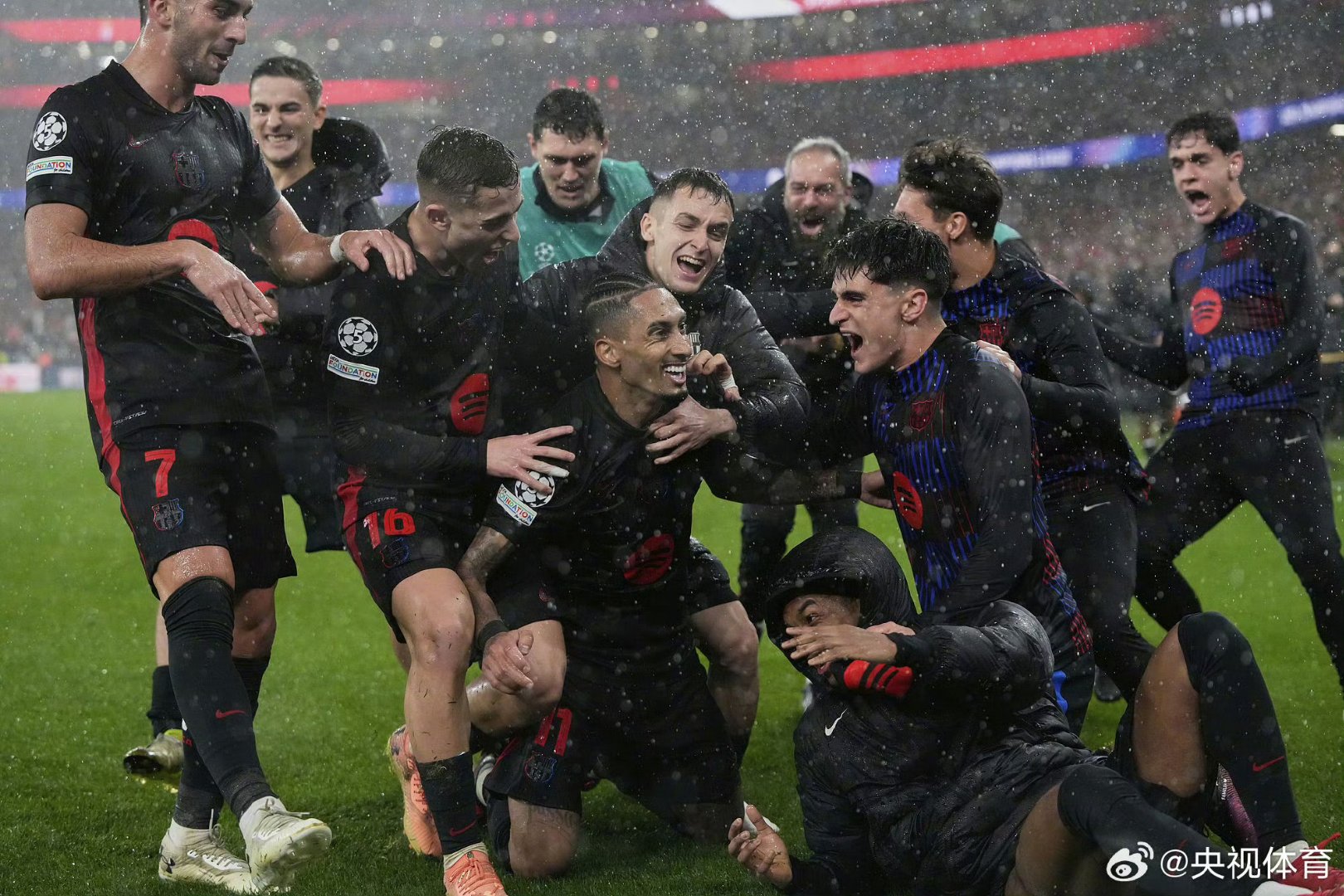 九游体育直播-巴萨主场大胜强敌,继续保持不败领跑