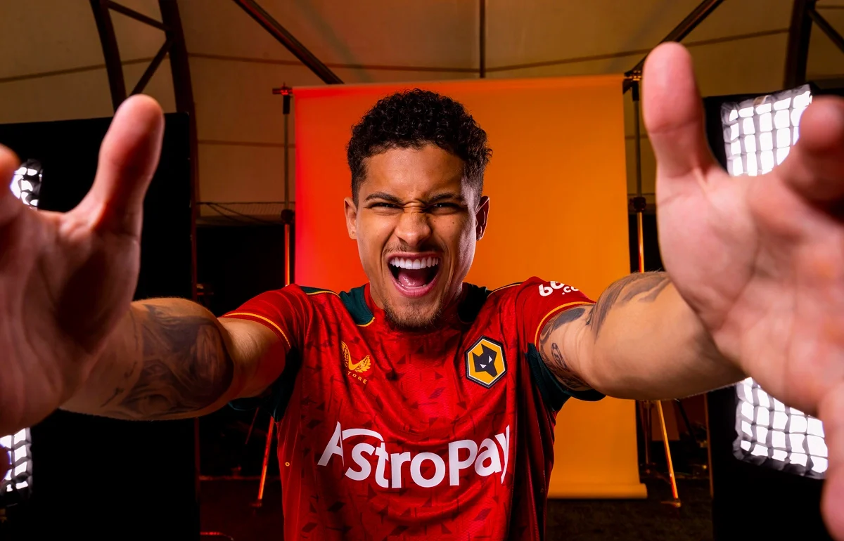 九游体育-威根竞技客场逼平狼队,暂时止住连败势头保持平稳