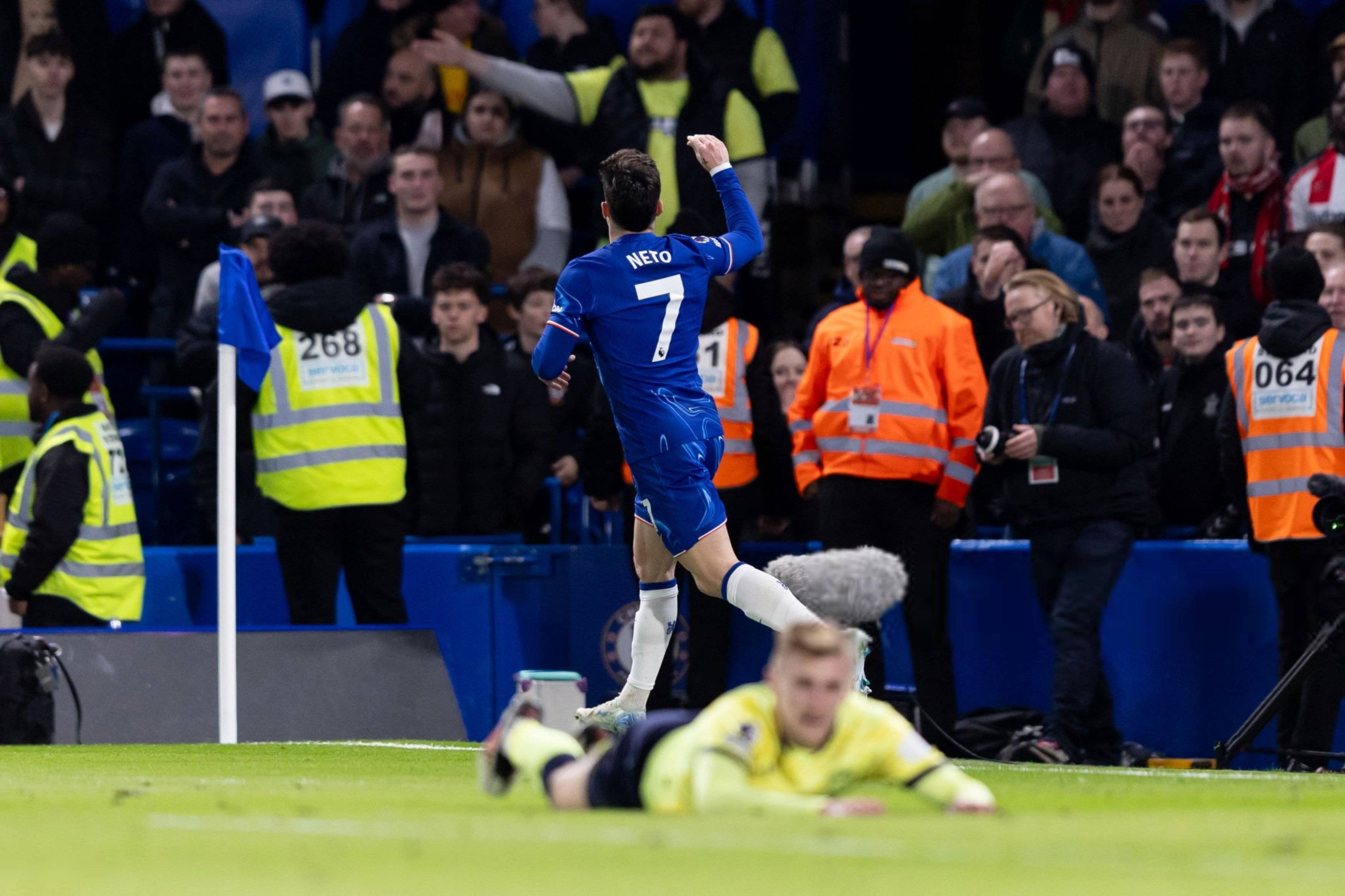 南安普顿中场传球精准,助攻频频 南安普顿中场传球精准,助攻频频