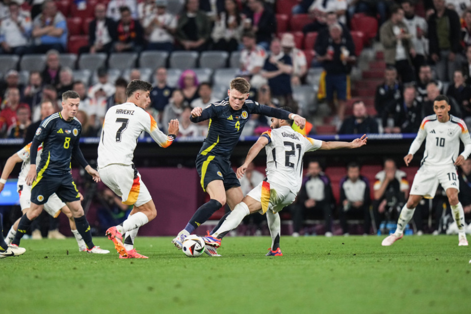 波兰大胜墨西哥，欧洲杯小组赛险胜