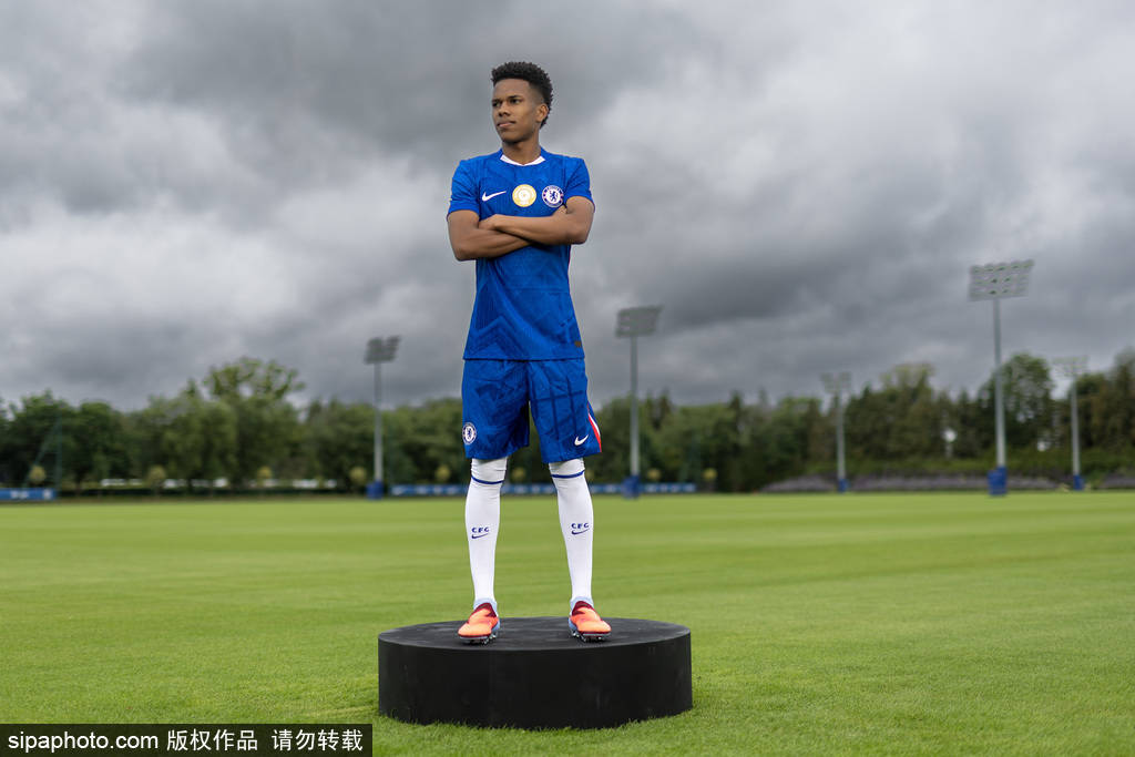 九游娱乐官方网站-切尔西队签下尼日利亚前锋，增强进攻火力