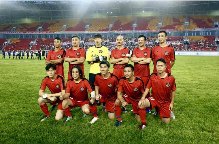 包含精彩对决不容错过，球员们全力以赴，争取胜利的词条