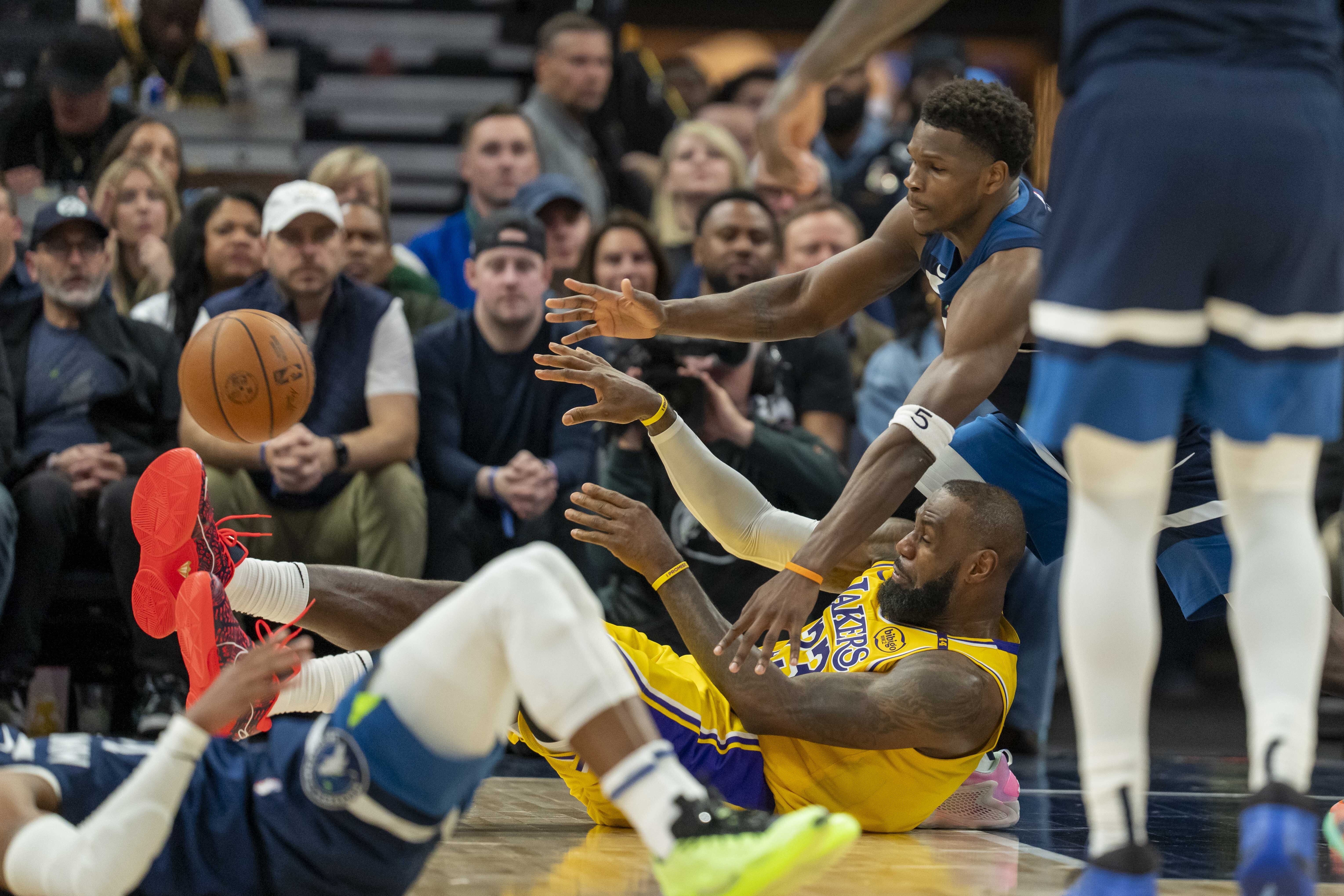 九游娱乐入口-骑士击败开拓者科沃尔末段关键绝杀,客场较量实现两连胜